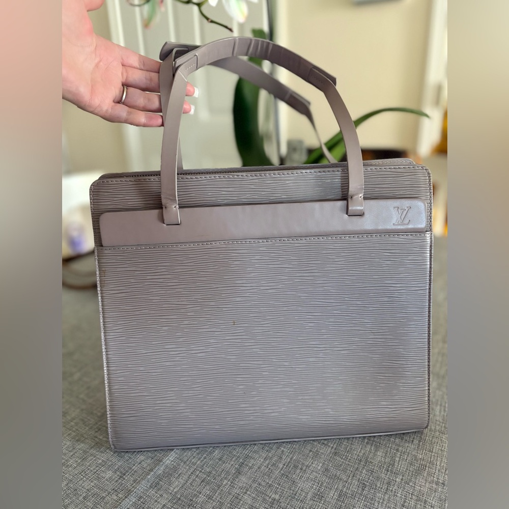 AUTHENTIC Louis Vuitton Lilac/Gray Epi Leather Handbag Date Code: CA1011
